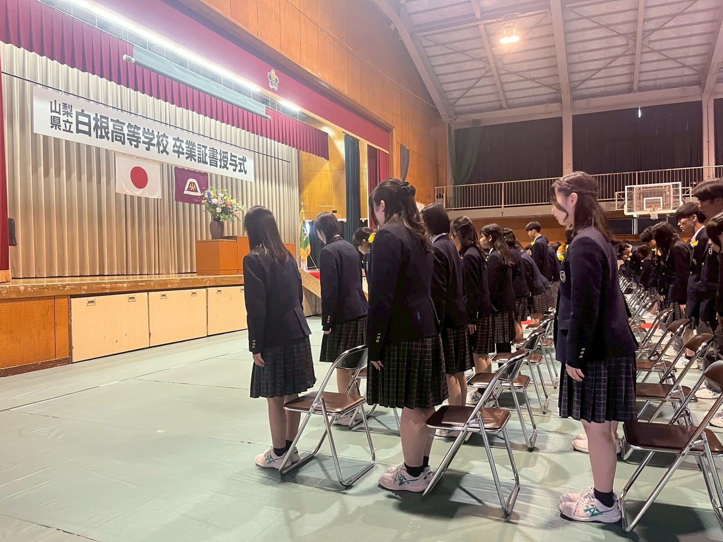 起立する卒業生